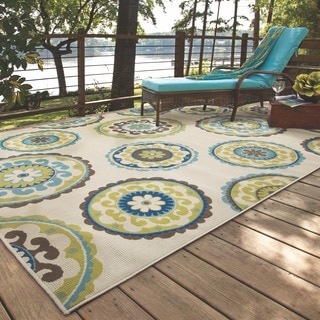 Ivory/ Green Outdoor Area Rug (5'3 x 7'6)